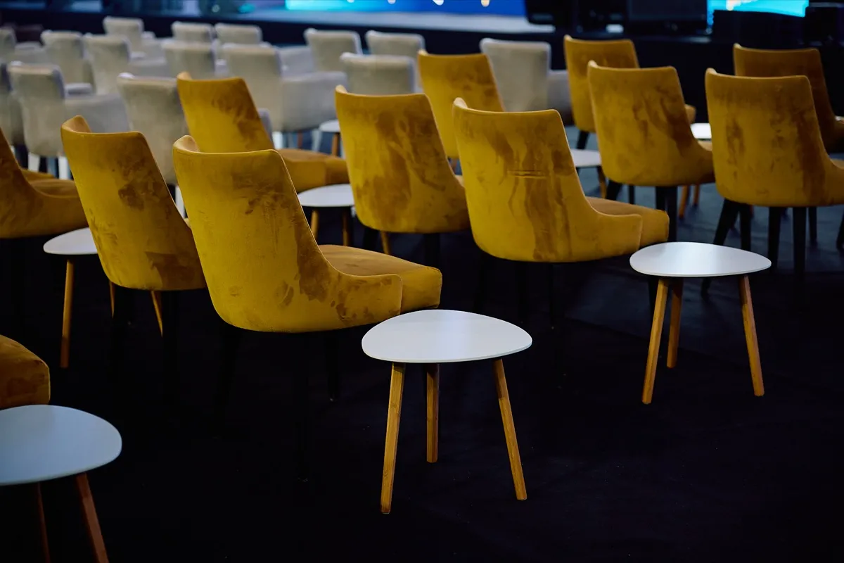 Lounge zona sa foteljama i belim stočićima